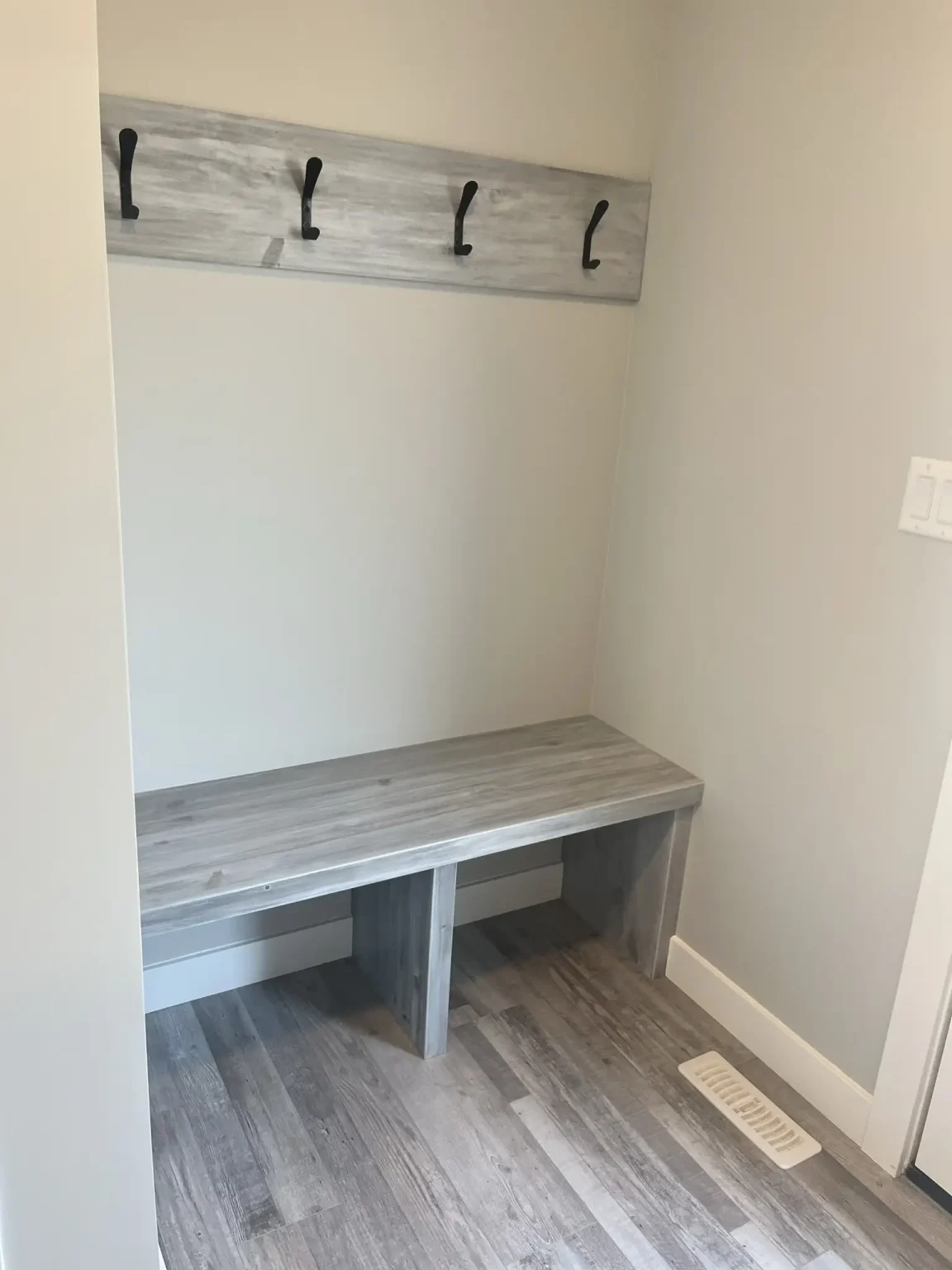 Beryl 2B Enry Bench with Hooks