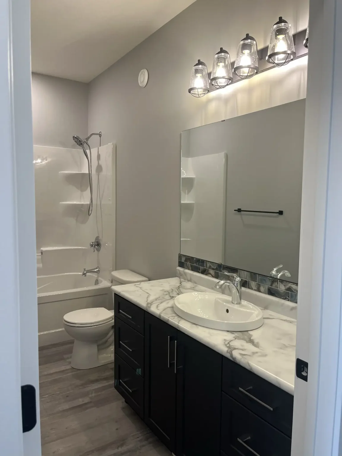 Beryl 2B Main Bathroom