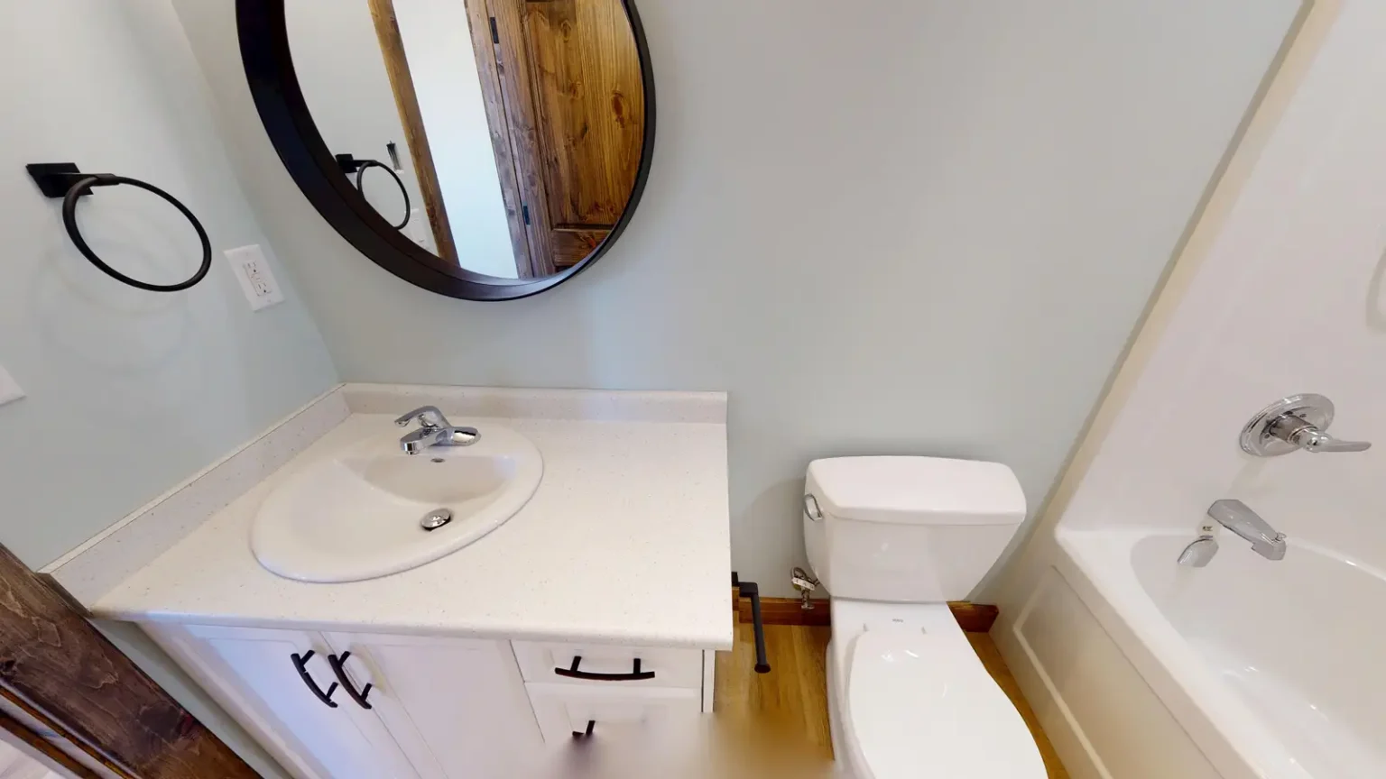 Rhinestone 1B Main Bathroom