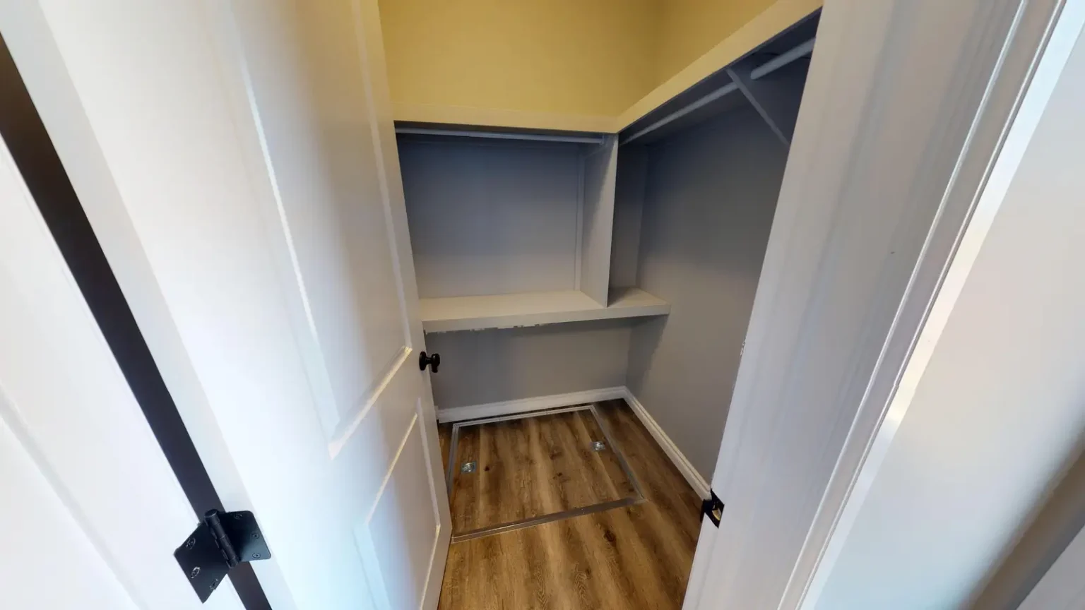 Tiger Eye Master Walk-in Closet 2